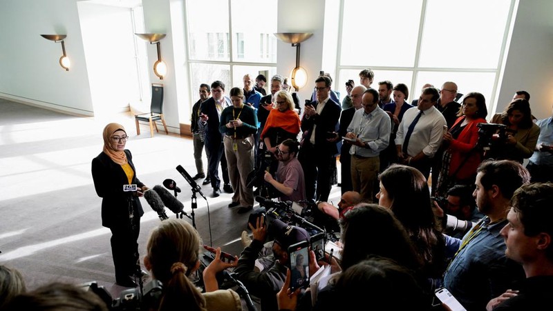 Pengunjuk rasa pro-Palestina menggantung spanduk di puncak Gedung Parlemen di Canberra, Australia, 4 Juli 2024. (AAP/Lukas Coch via REUTERS)