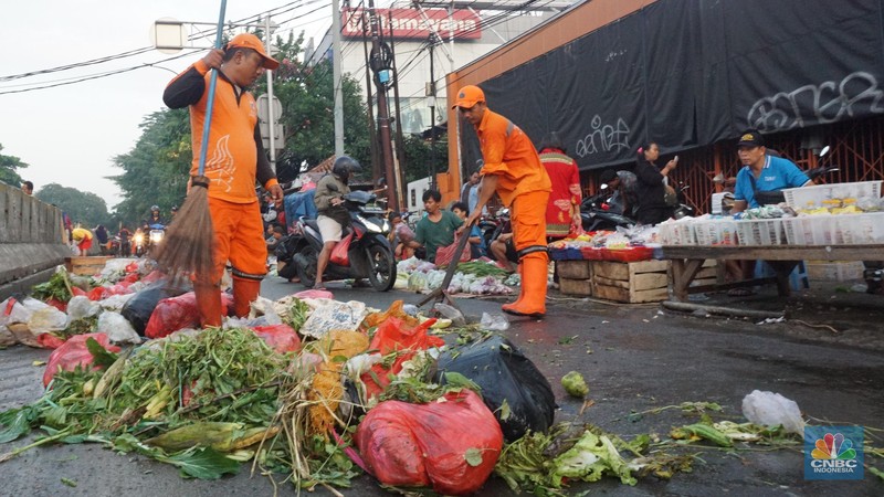 Seorang anak melintas di samping alat berat saat penanganan tumpukan sampah organik dan sisa makanan di kawasan Pasar Minggu, Jakarta, Jumat, (5/7/2024). Seorang anak melintas di samping alat berat saat penanganan tumpukan sampah organik dan sisa makanan di kawasan Pasar Minggu, Jakarta, Jumat, (5/7/2024). (CNBC Indonesia/Muhammad Sabki)