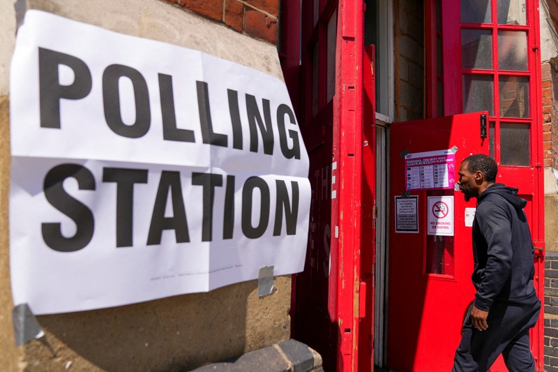 Pemimpin oposisi Partai Buruh Inggris Keir Starmer menyaksikan penghitungan suara berlanjut selama pemilu Inggris di London, Inggris, 5 Juli 2024. Pemimpin oposisi Partai Buruh Inggris Keir Starmer menyaksikan penghitungan suara berlanjut selama pemilu Inggris di London, Inggris, 5 Juli 2024. (REUTERS/Claudia Greco)
