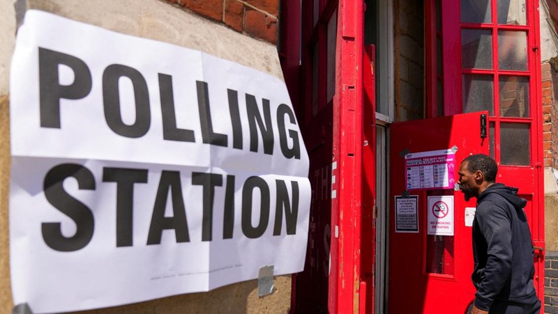 Pemimpin oposisi Partai Buruh Inggris Keir Starmer menyaksikan penghitungan suara berlanjut selama pemilu Inggris di London, Inggris, 5 Juli 2024. (REUTERS/Claudia Greco)