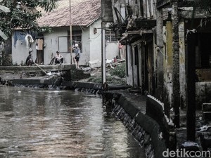 Video: Warga Ungkap Alasan Pilih Tinggal di Kampung Zombie Jaktim
