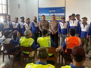 Supeltas dan Penjaga Pelintasan KA di Pasuruan Dapat Pembinaan dan Pelatihan