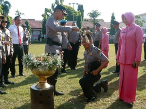 Tradisi Siraman Air Kembang untuk 62 Personel Polres Jombang Naik Pangkat