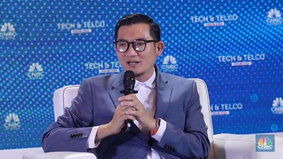 Vice President Strategi Teknologi dan Inovasi Produk Konsumen Telkomsel, Ronald Limoa dalam Tech & Telco Forum 2024 di Menara Bank Mega, Jakarta, Jumat (5/7/2024). (CNBC Indonesia/Muhammad Sabki)
