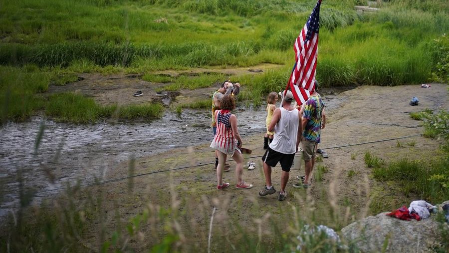 Warga berkumpul di akhir Parade Empat Juli setempat di lingkungan Lanesville di Gloucester, Massachusetts, AS, 4 Juli 2024. (REUTERS/Brian Snyder)