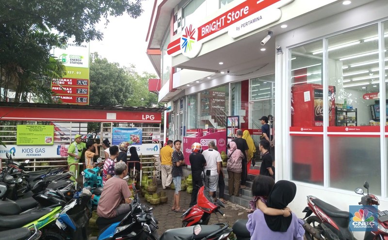 Potret Antrean Warga Beli LPG 3 Kg di SPBU Tendean Jakarta Selatan. (CNBC Indonesia/Angga Yosua)