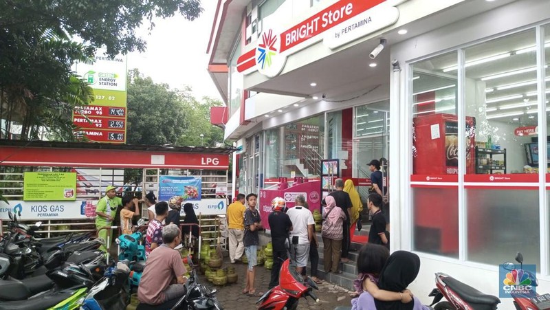 Potret Antrean Warga Beli LPG 3 Kg di SPBU Tendean Jakarta Selatan. (CNBC Indonesia/Angga Yosua)