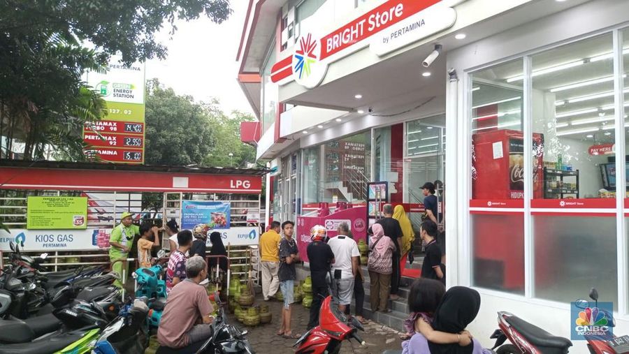 Potret Antrean Warga Beli LPG 3 Kg di SPBU Tendean Jakarta Selatan. (CNBC Indonesia/Angga Yosua)