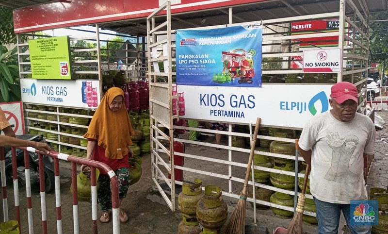 Potret Antrean Warga Beli LPG 3 Kg di SPBU Tendean Jakarta Selatan. (CNBC Indonesia/Angga Yosua)
