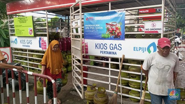 Potret Antrean Warga Beli LPG 3 Kg di SPBU Tendean Jakarta Selatan. (CNBC Indonesia/Angga Yosua)