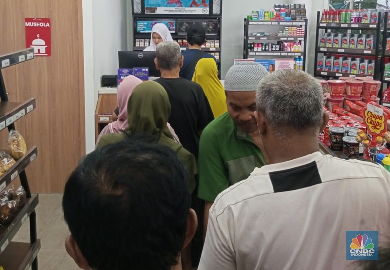 Antrean Warga Beli LPG 3 Kg di SPBU Tendean Jakarta Selatan. (CNBC Indonesia/Angga Yosua) Potret Antrean Warga Beli LPG 3 Kg di SPBU Tendean Jakarta Selatan. (CNBC Indonesia/Angga Yosua)
