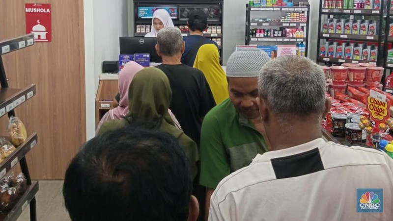 Potret Antrean Warga Beli LPG 3 Kg di SPBU Tendean Jakarta Selatan. (CNBC Indonesia/Angga Yosua)