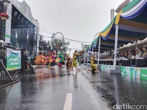 Warga Bandung Antusias Saksikan Asia Africa Festival Meski Diguyur Hujan