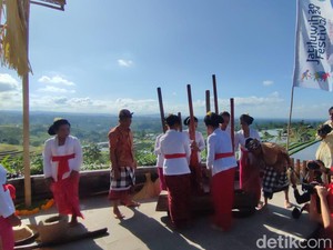Atraksi Tebuk Lesung Awali Rangkaian Festival Jatiluwih 2024