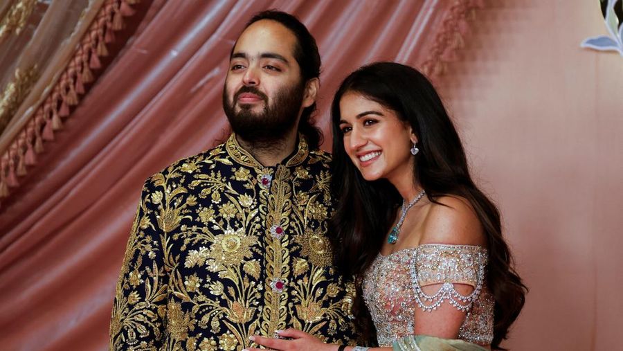 Anant Ambani, son of businessman Mukesh Ambani, poses with his fiance Radhika Merchant on the red carpet during the sangeet ceremony at Jio World Centre, Mumbai, India, July 5, 2024. REUTERS/Francis Mascarenhas