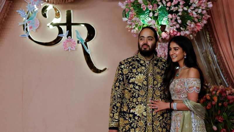 Anant Ambani, son of businessman Mukesh Ambani, poses with his fiance Radhika Merchant on the red carpet during the sangeet ceremony at Jio World Centre, Mumbai, India, July 5, 2024. REUTERS/Francis Mascarenhas