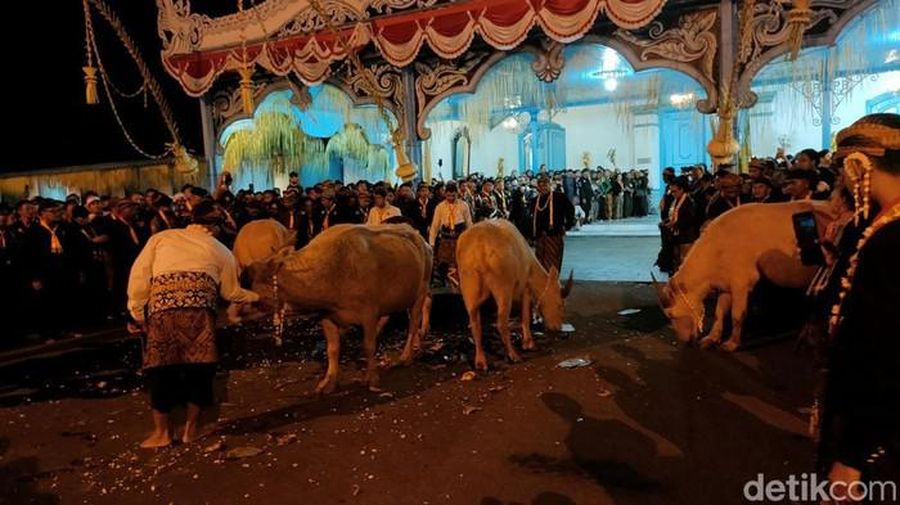 Kirab malam 1 Suro. (File Photo Detik Jateng/Tara Wahyu NV)