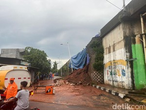 Petugas Bersihkan Material Longsor Tebing Tol di Bintaro Jaksel