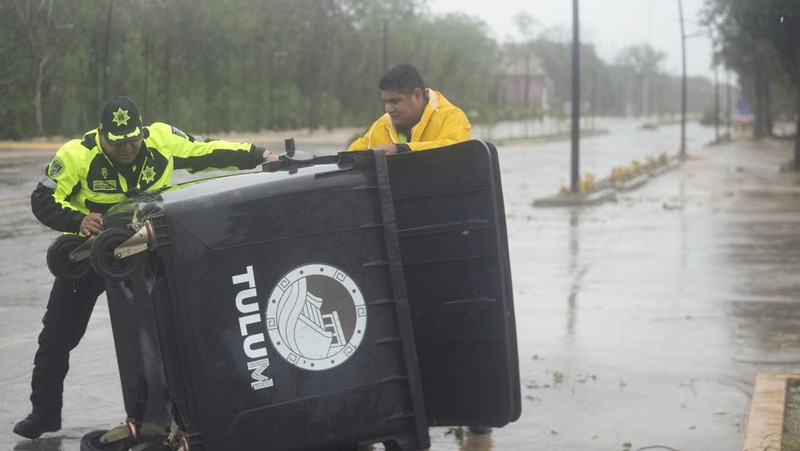 Las palmeras se balancean mientras la tormenta tropical Beryl avanza en Progreso, México, el 5 de julio de 2024.  REUTERS/Lorenzo Hernández