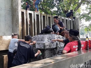 Saat Puluhan Warga Cuci Batu Manik Pamuksa Sri Aji Jayabaya Jelang 1 Suro
