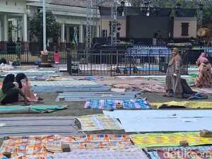 Warga Kaveling Alun Alun Lamongan Demi Pengajian Gus Iqdam