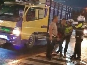Viral Polisi Setop Truk Rampasan Debt Collector di Bandung Barat