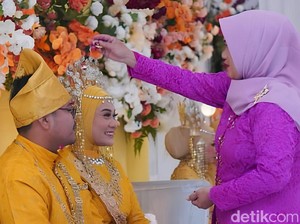 Mengenal Sejarah Tradisi Tepung Tawar Khas Melayu