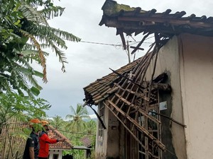 Rumah di Cilegon Roboh Diterjang Hujan Disertai Angin Kencang