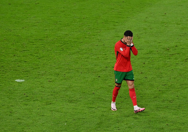 Soccer Football - Euro 2024 - Quarter Final - Portugal v France - Hamburg Volksparkstadion, Hamburg, Germany - July 5, 2024 Portugal's Cristiano Ronaldo looks dejected after missing a chance to score REUTERS/Annegret Hilse     TPX IMAGES OF THE DAY