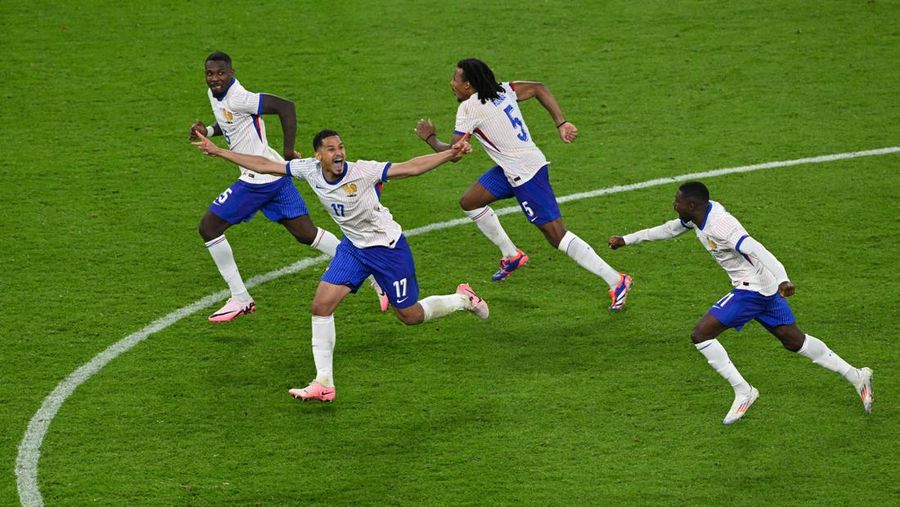 Soccer Football - Euro 2024 - Quarter Final - Portugal v France - Hamburg Volksparkstadion, Hamburg, Germany - July 5, 2024 France's William Saliba, Marcus Thuram, Jules Kounde and Ousmane Dembele celebrate after winning the penalty shootout REUTERS/Annegret Hilse     TPX IMAGES OF THE DAY