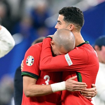 Ronaldo Peluk Pepe Menangis Saat Portugal Kalah di Euro 2024