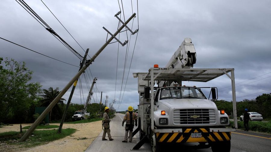 CFE personnel inspect light poles that were hit by Hurricane Beryl, in Tulum, Mexico, July 5, 2024. REUTERS/Raquel Cunha