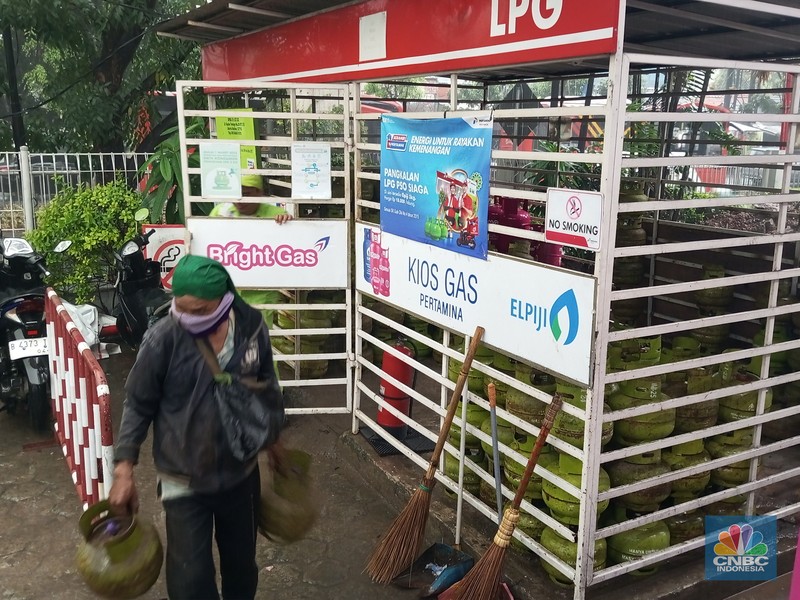 Antrean Warga Beli LPG 3 Kg di SPBU Tendean Jakarta Selatan. (CNBC Indonesia/Angga Yosua) Potret Antrean Warga Beli LPG 3 Kg di SPBU Tendean Jakarta Selatan. (CNBC Indonesia/Angga Yosua)