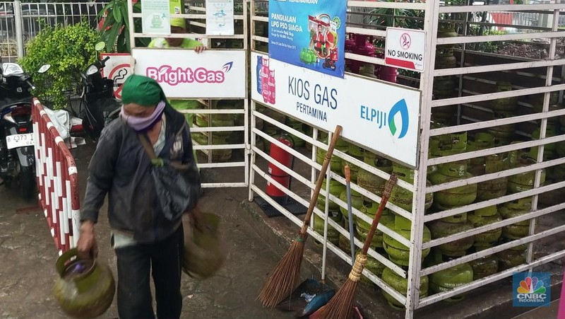Potret Antrean Warga Beli LPG 3 Kg di SPBU Tendean Jakarta Selatan. (CNBC Indonesia/Angga Yosua)