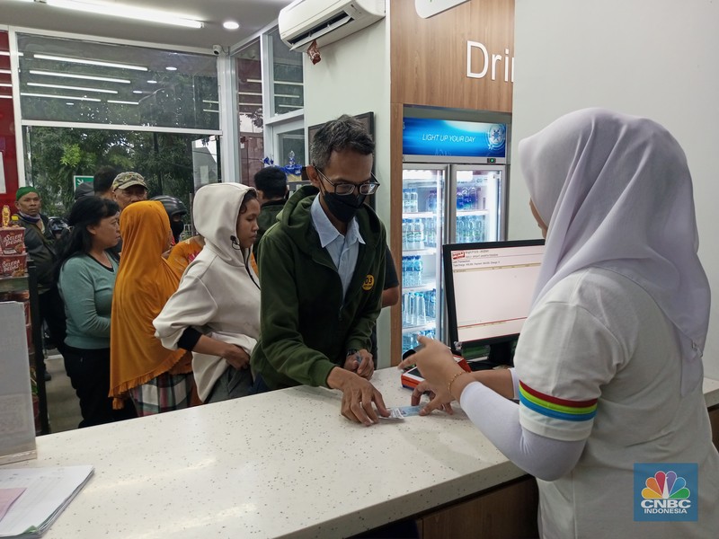 Antrean Warga Beli LPG 3 Kg di SPBU Tendean Jakarta Selatan. (CNBC Indonesia/Angga Yosua) Potret Antrean Warga Beli LPG 3 Kg di SPBU Tendean Jakarta Selatan. (CNBC Indonesia/Angga Yosua)