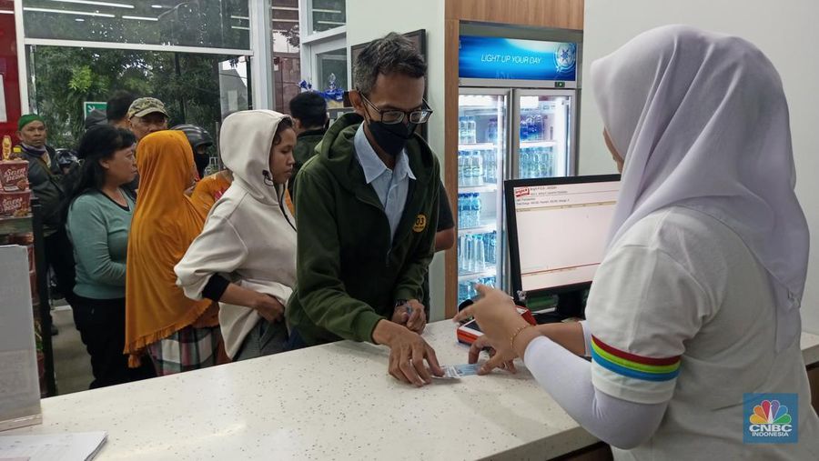 Warga tampak mengantre untuk memperoleh LPG 3 kg di SPBU COCO Tendean 31.127.02 Pertamina, Sabtu (6/7/2024). (CNBC Indonesia/Angga Yoshua)