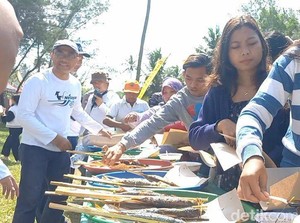 Warga Serbu Pesta Ikan Bakar Gratis 0,5 Ton  di Pantai Cengkrong Trenggalek