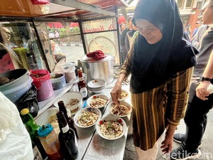 Mencicipi Bubur Ayam di Jalan Braga yang Diserbu Wisatawan