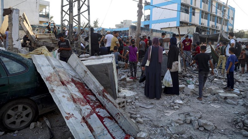 Darah terlihat pasca serangan udara Israel terhadap sekolah milik PBB yang menewaskan puluhan warga Palestina di kamp pengungsi Nusseirat di Jalur Gaza, Sabtu, 6 Juli 2024. (AP Photo/Saher Alghorra)