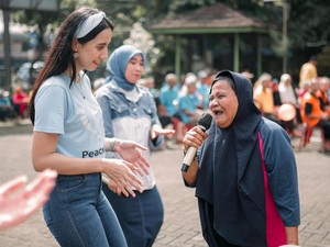 Miss Indonesia Banten 2022 Diva Andzani Banjir Air Mata Dengar Curhatan Lansia