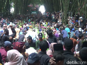 Meriahnya Grebeg Suro di Kaki Semeru, Arak Gunungan hingga Kepala Sapi