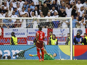 Pickford Bawa Contekan saat Adu Penalti Lawan Swiss