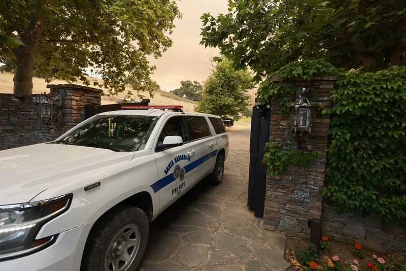 Seorang penggergaji Orange County mengawasi saat Kebakaran Danau terjadi di dekat Neverland Ranch milik Michael Jackson di Los Olivos, California, AS 6 Juli 2024. Seorang penggergaji Orange County mengawasi saat Kebakaran Danau terjadi di dekat Neverland Ranch milik Michael Jackson di Los Olivos, California, AS 6 Juli 2024. (REUTERS/David Swanson)