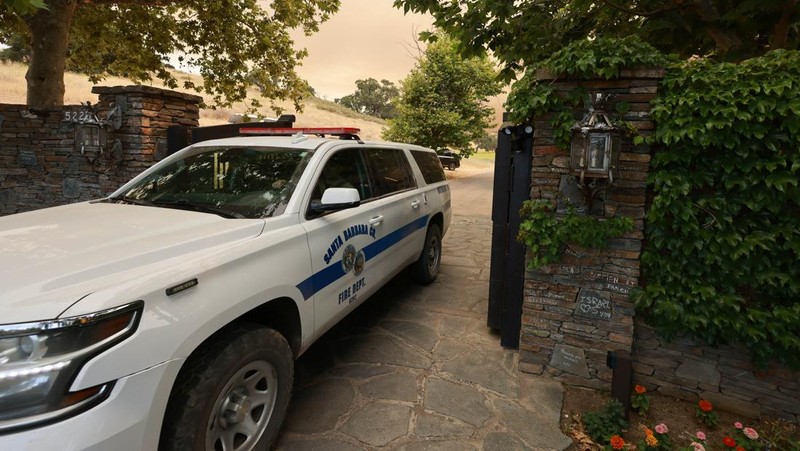 Seorang penggergaji Orange County mengawasi saat Kebakaran Danau terjadi di dekat Neverland Ranch milik Michael Jackson di Los Olivos, California, AS 6 Juli 2024. (REUTERS/David Swanson)