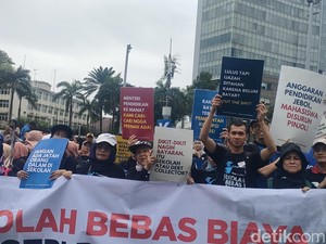 Koalisi Sipil Peduli Pendidikan Aksi Protes UKT Mahal di CFD Bundaran HI