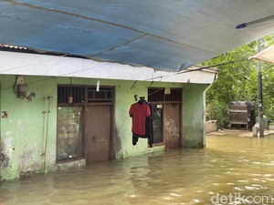 Warga Sebut Tinggi Air Banjir di Kembangan Utara Jakbar Lebih dari Biasanya