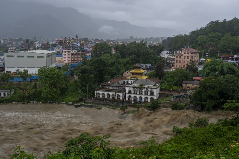 Masyarakat menyaksikan banjirnya sungai Bagmati di Kathmandu, Nepal, Sabtu, 6 Juli 2024. Masyarakat menyaksikan banjirnya sungai Bagmati di Kathmandu, Nepal, Sabtu, 6 Juli 2024. (AP Photo/Niranjan Shrestha)