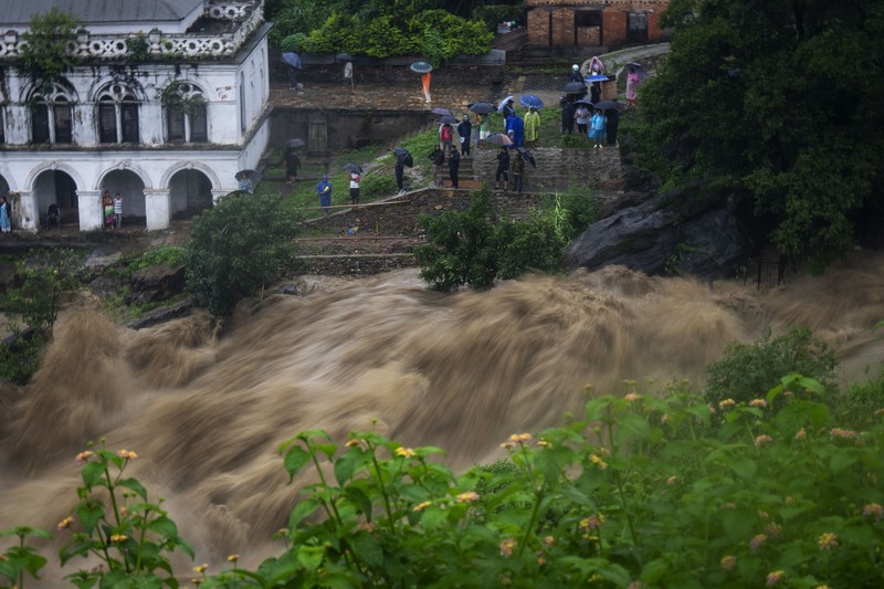 Masyarakat menyaksikan banjirnya sungai Bagmati di Kathmandu, Nepal, Sabtu, 6 Juli 2024. Masyarakat menyaksikan banjirnya sungai Bagmati di Kathmandu, Nepal, Sabtu, 6 Juli 2024. (AP Photo/Niranjan Shrestha)