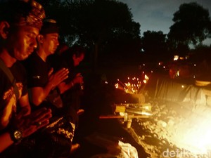 Ngesti Malam 1 Suro: Tumpengan di Candi Tertua Mojokerto hingga Siraman