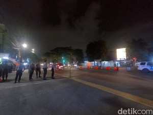 Perempatan Raya Manyar Surabaya Disekat Jelang Pengesahan PSHT